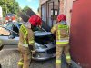 Samochód osobowy uderzył w budynek garażu w Przasnyszu.